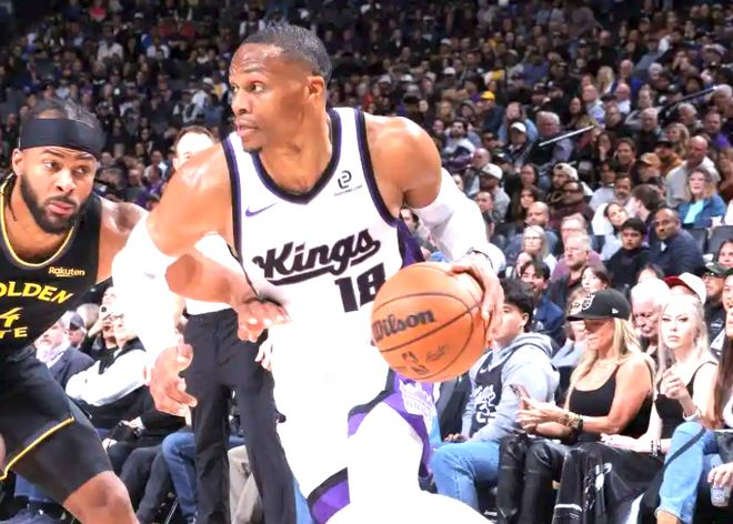 威斯布鲁克快攻推进突破上篮,国王与勇士比赛现场