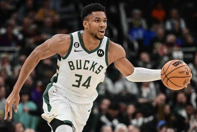 雄鹿字母哥持球突破到前场，展现强力进攻姿态。