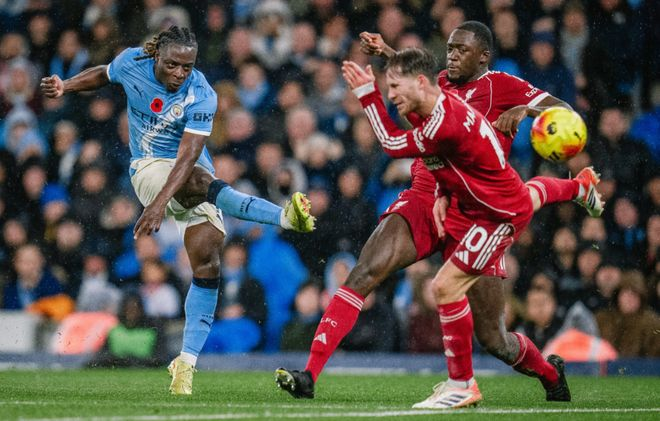 曼城边锋多库禁区外远射世界波对利物浦破门瞬间