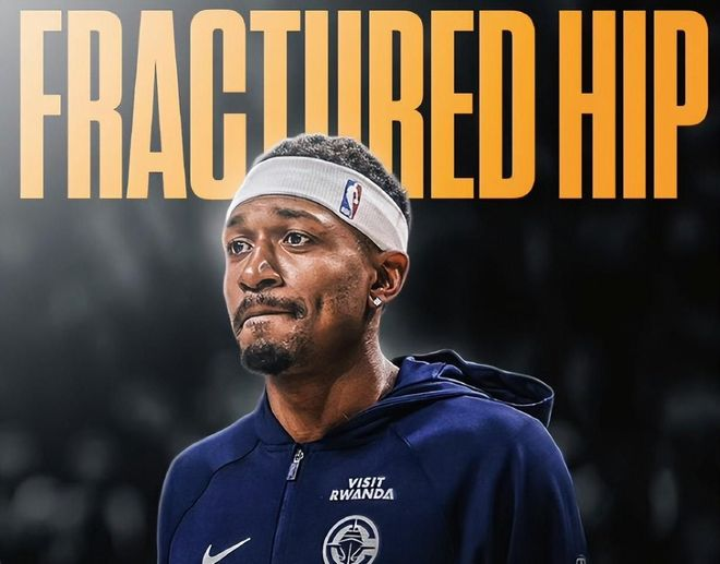 穿深色热身夹克的后场球员比尔赛前神情严肃，画面顶端出现“髋部骨折”字样。