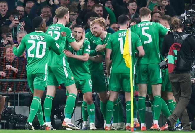 爱尔兰球员在主场角旗区集体庆祝进球的场景特写