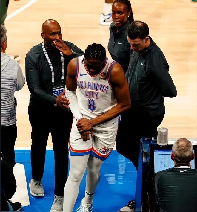 杰伦·威廉姆斯在比赛中因伤退场并由队医搀扶离场的画面