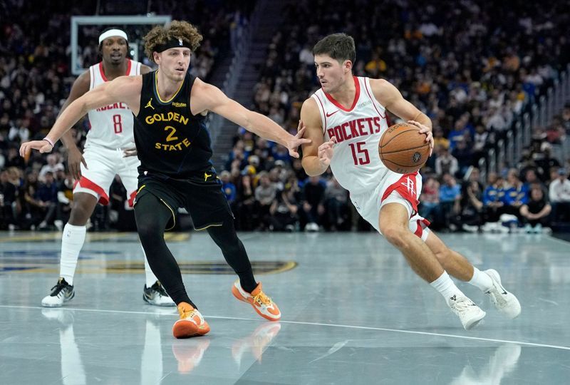 休斯顿火箭队(白衣 15 号)球员在 NBA 比赛中带球突破,受到金州勇士队(黑衣 2 号)球员的紧密防守。此图象征勇士队在 10 胜 10 负的中游定位下,比赛中的激烈竞争,与主帅科尔强调的需重拾信心和找到节奏的现状相呼应。