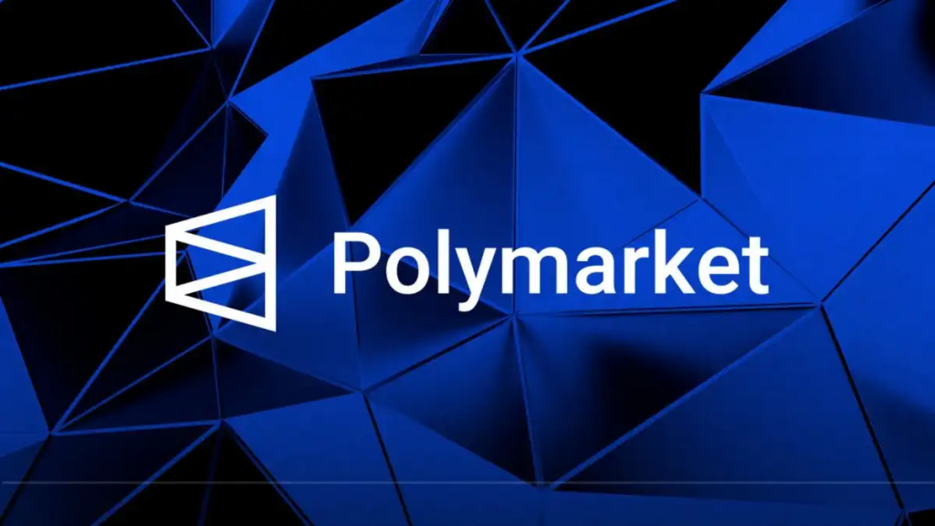Polymarket 公司的白色標誌和文字，位於深藍色、具有稜角和幾何圖形的背景之上。此圖像代表這家預測市場和衍生品交易所的品牌形象和技術創新，與其估值飆升至 150 億美元以及潛在 IPO 的傳聞相關。