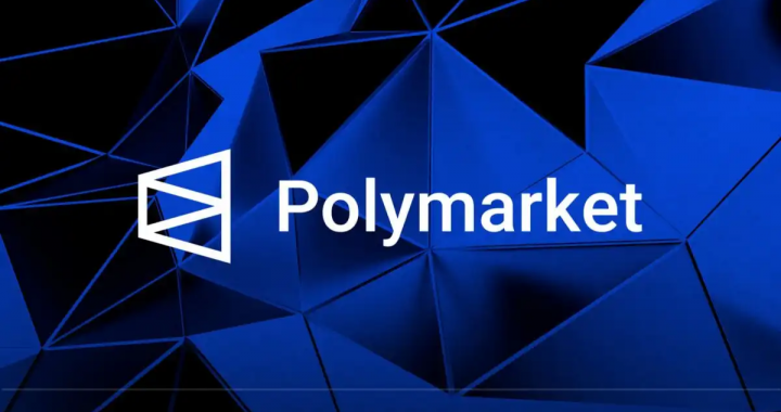 Polymarket 公司的白色標誌和文字，位於深藍色、具有稜角和幾何圖形的背景之上。此圖像代表這家預測市場和衍生品交易所的品牌形象和技術創新，與其估值飆升至 150 億美元以及潛在 IPO 的傳聞相關。