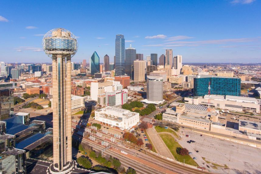 达拉斯市中心天际线与地标建筑全景图，展现金沙集团拟建大型度假赌场的潜在选址环境。