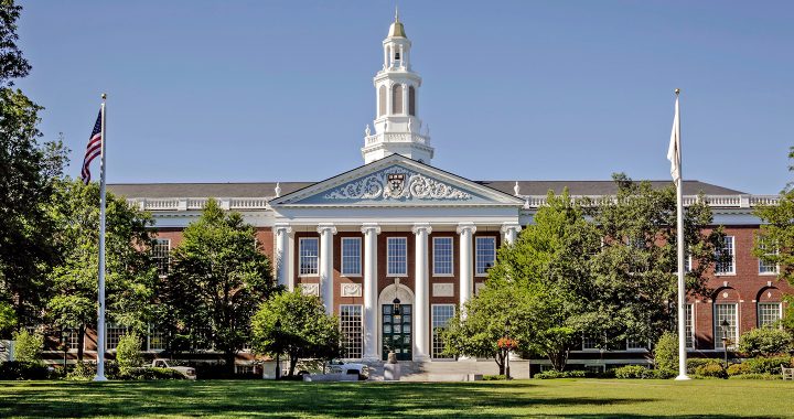 哈佛捐赠基金大量买入 Flutter Entertainment 股票的财经分析图示