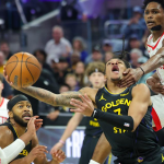 NBA 金州勇士队（黄色球衣）球员与休斯顿火箭队（红色球衣）球员在比赛中激烈争抢篮球，身体对抗十分激烈。此图象征篮球比赛的强度与竞争性，可作为体育新闻或赛事博彩相关报道的配图。