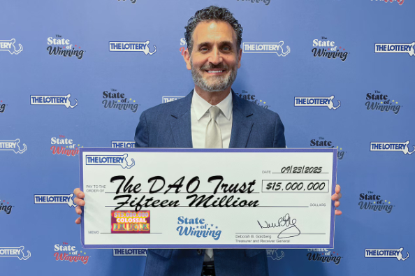 马萨诸塞州神秘彩民通过信托领取 1500 万美元彩票大奖的领奖图