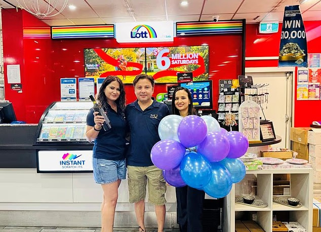 澳大利亚男子中得强力球彩票大奖，并在Coles Complex商店的彩票投注站前拍照留念