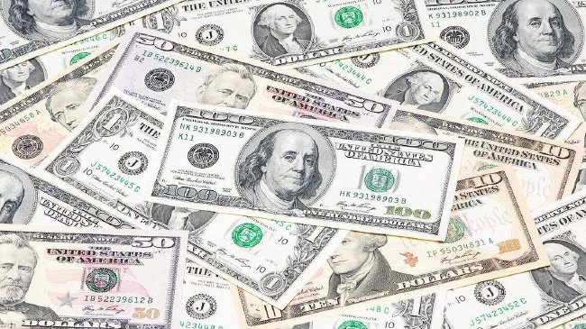 整捆美元钞票的画面，象征彩票中大奖的巨额奖金