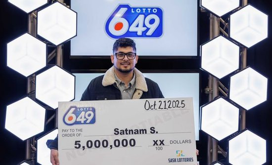 加拿大萨斯卡通新手爸爸中奖中乐透649展示彩票的喜悦瞬间