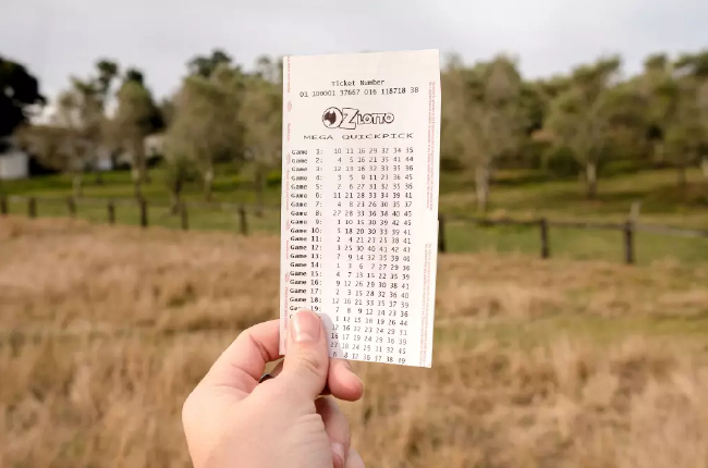 澳大利亚男子中彩票大奖7000万后捂胸口坐下，激动得心脏病发作，手持奥兹乐透中奖彩票规划购买农场和房屋。