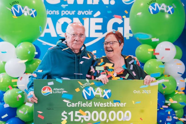 加拿大退休夫妇中Lotto Max彩票大奖后领奖照