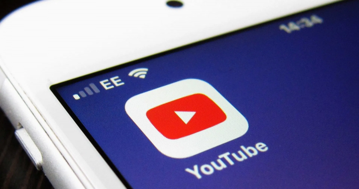 手机屏幕上的YouTube应用图标特写，平台发布未成年人保护与赌博内容新政