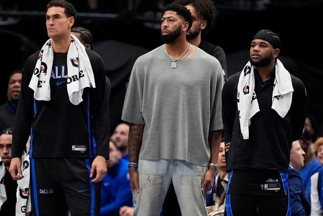 NBA球员在场边观看比赛的画面，表现替补席情景。