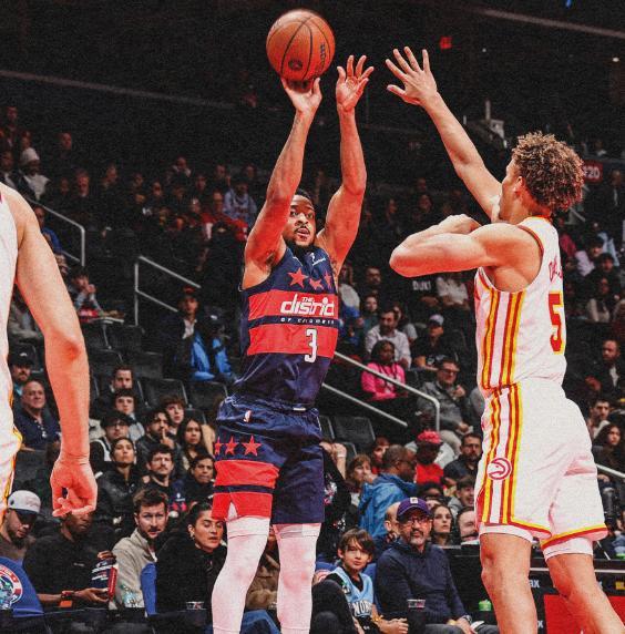 华盛顿奇才后卫在对阵老鹰比赛中高高跃起出手三分球的瞬间