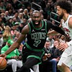 凯尔特人球员杰伦布朗突破活塞防守冲向篮筐的比赛画面