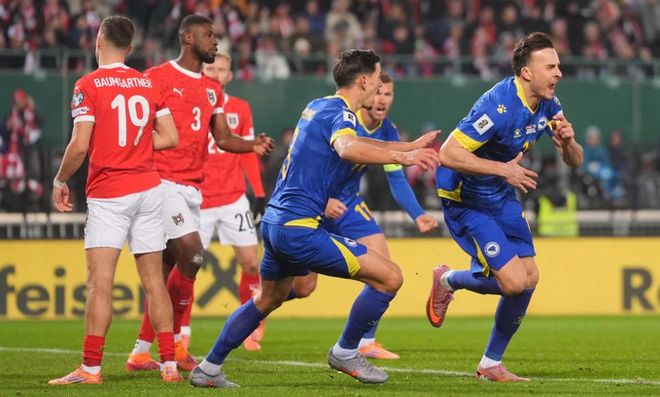 波黑男足(藍色球衣)球員在主場對陣奧地利的世預賽比賽中,興奮地慶祝打進領先一球。波黑隊員(右側)在得分後奔跑,身後是神情嚴肅的奧地利男足球員,此進球發生在第 12 分鐘,一度威脅到奧地利鎖定世界杯小組頭名的命運。