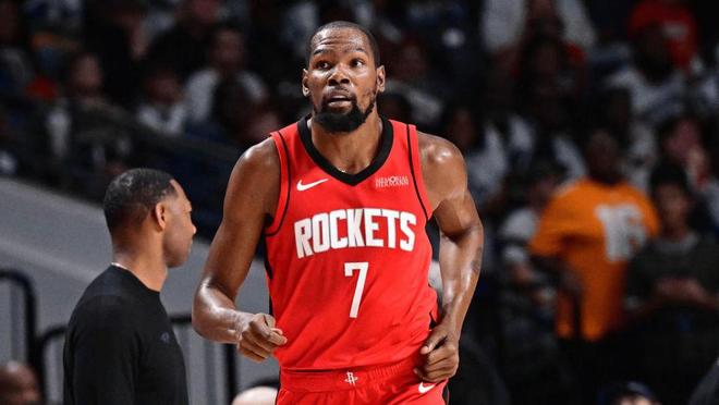 杜兰特身穿火箭红色球衣，专注表情特写。