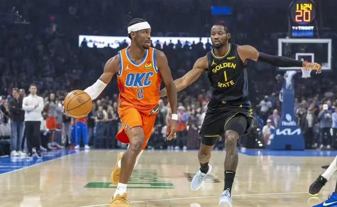 雷霆亚历山大运球推进，一旁的勇士库明加紧迫盯防