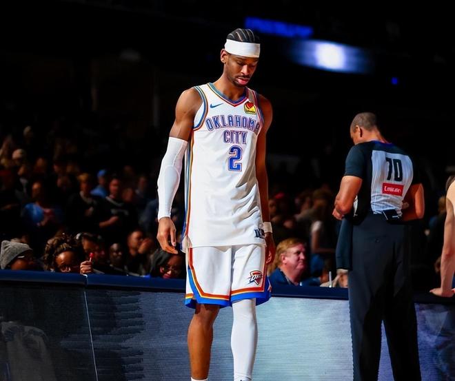 雷霆核心亚历山大低头走向替补席的比赛现场特写照片