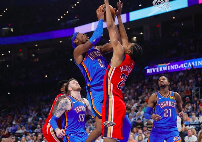 雷霆内线强攻对抗鹈鹕防守，篮下争顶瞬间（NBA常规赛雷霆vs鹈鹕）