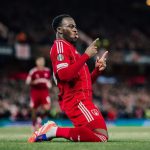 一名诺丁汉森林球员（红色球衣）在欧联比赛中跪地庆祝进球，高举双手指向天空。此图反映了诺丁汉森林在主帅肖恩·戴奇带领下，以 3-0 横扫马尔默、大胜利物浦后展现出的强大专注力和自信心。