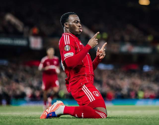 一名诺丁汉森林球员（红色球衣）在欧联比赛中跪地庆祝进球，高举双手指向天空。此图反映了诺丁汉森林在主帅肖恩·戴奇带领下，以 3-0 横扫马尔默、大胜利物浦后展现出的强大专注力和自信心。