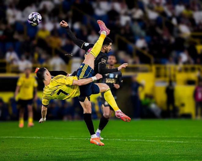 球员在比赛中完成倒钩射门的精彩瞬间