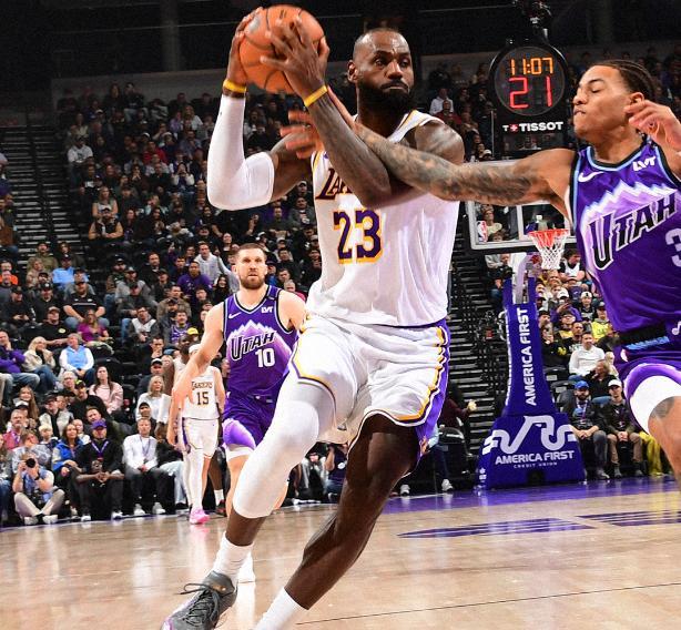 湖人与爵士比赛中球员突破上篮瞬间