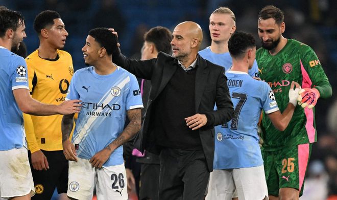 曼城主帅瓜迪奥拉在欧冠赛后安慰球员的场边画面