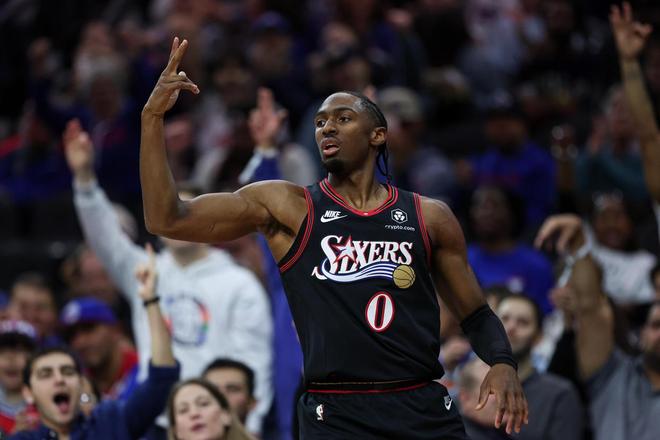 马克西命中三分后比出手势庆祝的镜头