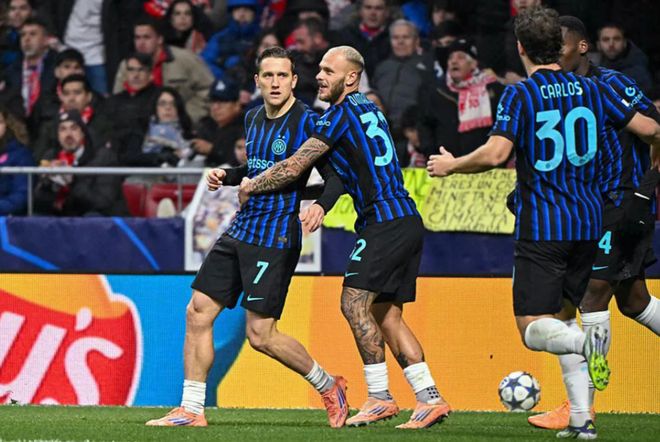 国际米兰（黑蓝球衣）球员在欧冠客场比赛中进球后庆祝。此图捕捉了国米对阵马竞时曾一度扳平比分的瞬间，然而最终仍以 1-2 遭绝杀告负，影响了球队的欧冠晋级形势。