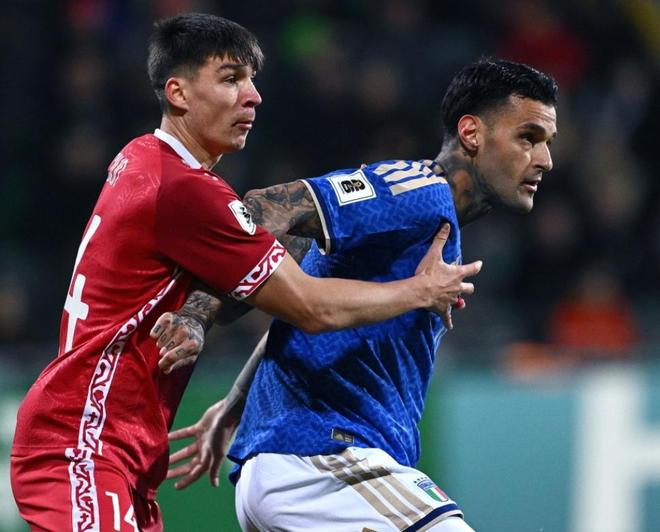 摩尔多瓦后卫紧贴防守意大利前锋的比赛近距离对抗画面