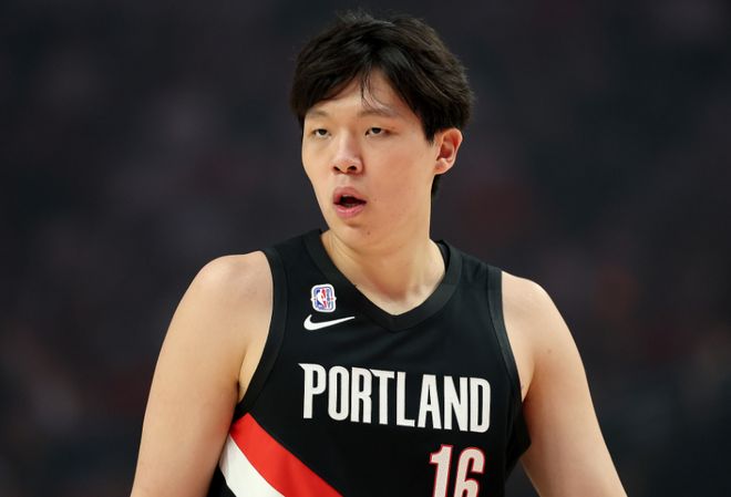 杨瀚森身穿开拓者黑色球衣在比赛中神情专注