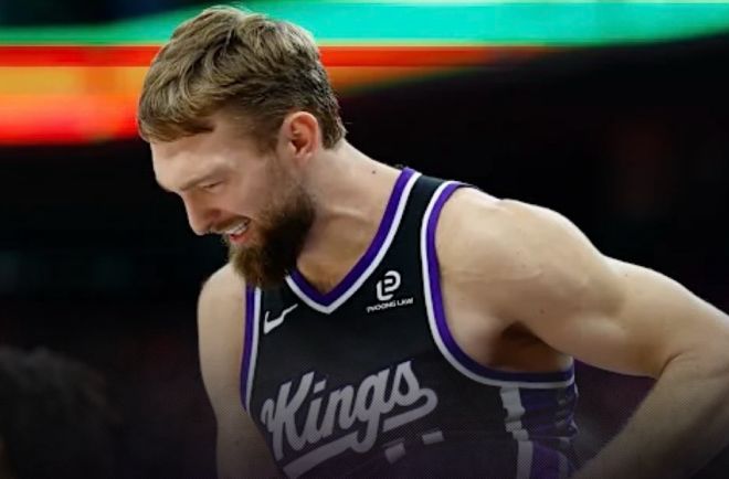 国王萨博尼斯在比赛中露出痛苦表情，疑似左膝不适的瞬间