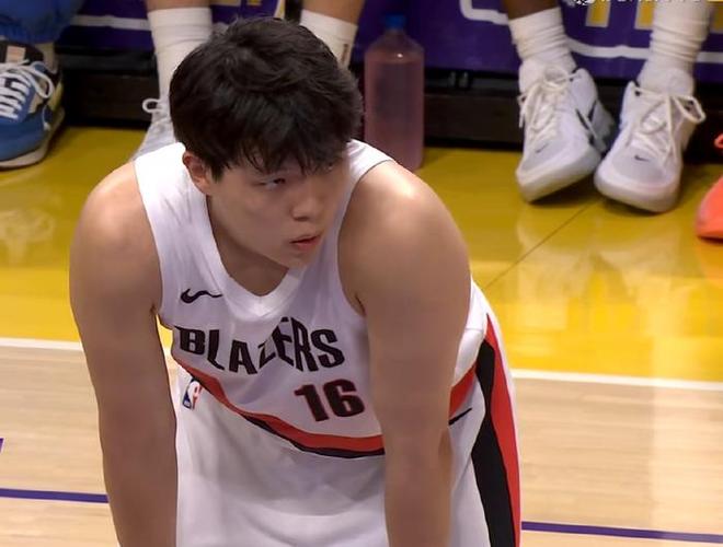 开拓者中锋杨瀚森比赛特写，入选NBA最重十人榜