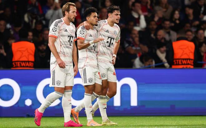 拜仁球员在客场庆祝进球，欧冠小组赛对阵巴黎的比赛瞬间