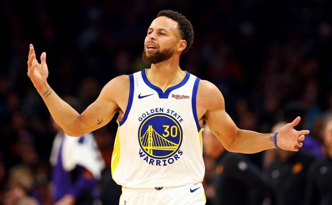 金州勇士队球星斯蒂芬·库里（Stephen Curry）在比赛中面露无奈或遗憾的表情。此图象征库里在场均 4 助攻 3.1 失误的数据尴尬下，其自称历史第一控卫的言论正受到乔丹和魔术师等传奇人物的集体质疑。