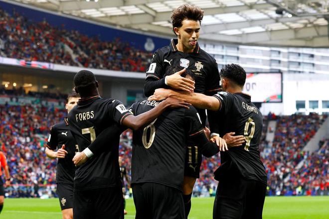 葡萄牙球员在世界杯欧洲区预选赛中庆祝进球的画面