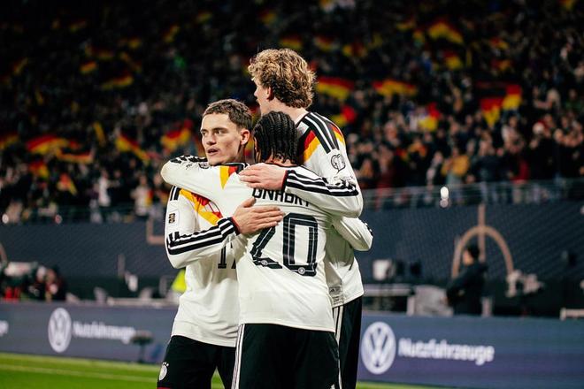 德国球员维尔茨在世界杯预选赛中与队友庆祝进球