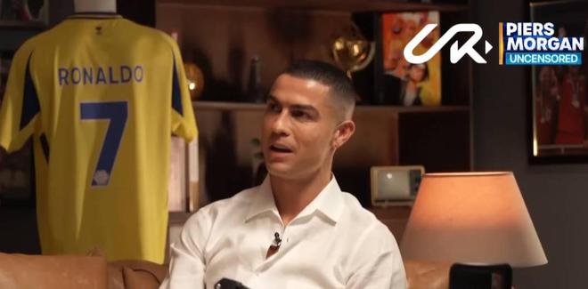 C罗接受皮尔斯摩根专访，背后挂着7号球衣与奖杯，谈世界杯与GOAT观点