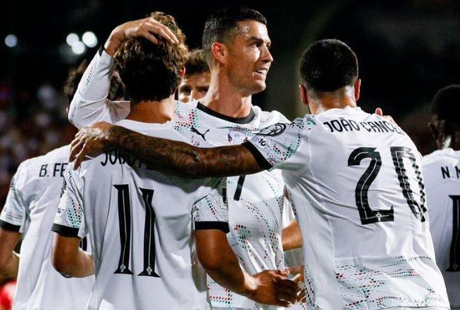 葡萄牙队员在比赛中庆祝进球瞬间的集体拥抱照片