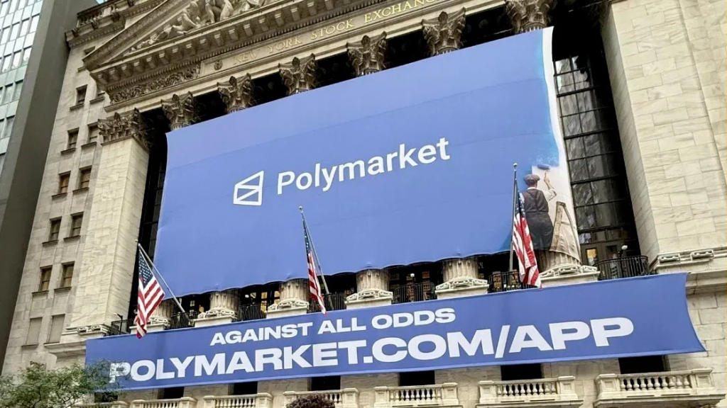 纽约证券交易所外悬挂Polymarket大型蓝色广告横幅的建筑外观照片