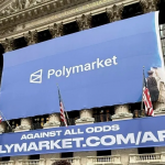 纽约证券交易所外悬挂Polymarket大型蓝色广告横幅的建筑外观照片
