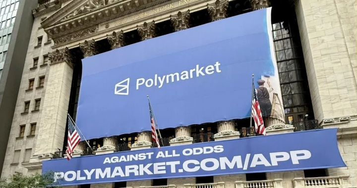 纽约证券交易所外悬挂Polymarket大型蓝色广告横幅的建筑外观照片
