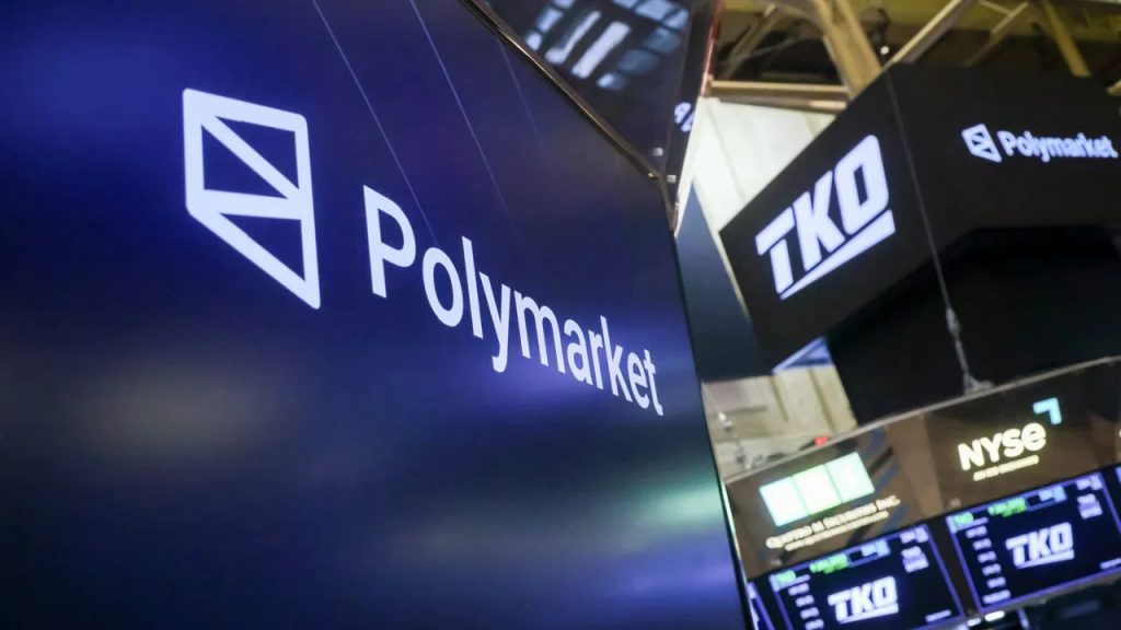 预测市场平台 Polymarket 的品牌标志和估值信息显示在屏幕上，该应用在创始人接受《60分钟》采访后，下载量飙升至美国体育应用排行榜榜首。