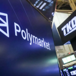 预测市场平台 Polymarket 的品牌标志和估值信息显示在屏幕上，该应用在创始人接受《60分钟》采访后，下载量飙升至美国体育应用排行榜榜首。