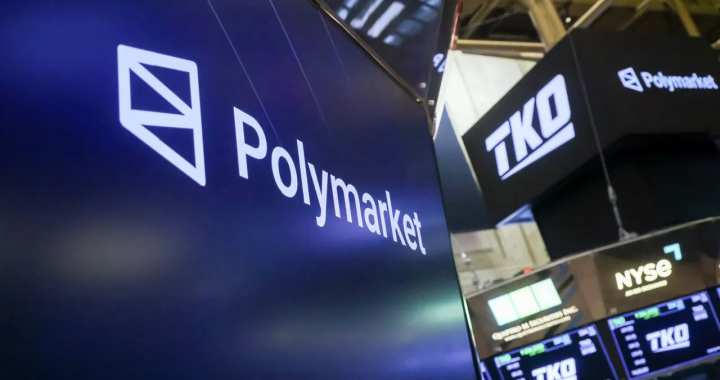 预测市场平台 Polymarket 的品牌标志和估值信息显示在屏幕上，该应用在创始人接受《60分钟》采访后，下载量飙升至美国体育应用排行榜榜首。